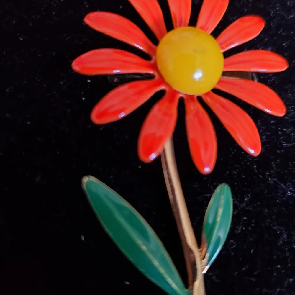 Vintage flower brooch coral, green, goldtone and yellow